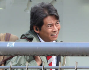 《スタッフも心配》織田裕二『踊る』新作撮影現場を目撃…新宿駆ける全力奔走も見せた“疲れた表情”