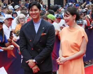 大谷翔平　自宅でも結婚指輪、野菜の切り方まで褒め…真美子さんの知人が明かす「愛妻家ぶり」