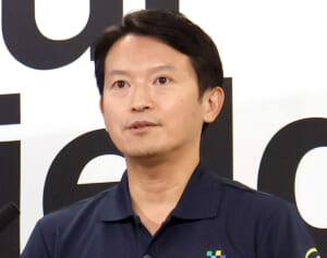 「社会人としてヤバすぎない？」兵庫・斎藤知事　公務中スマホいじりで町長に“生返事”…自撮り疑惑も浮上でネット騒然