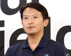 「社会人としてヤバすぎない？」兵庫・斎藤知事　公務中スマホいじりで町長に“生返事”…自撮り疑惑も浮上でネット騒然