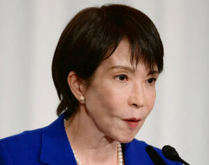 「ホンマに体調大丈夫」総裁選　高市氏勝利にピクリとも動かず…“自民大物議員”の挙動に心配の声相次ぐ