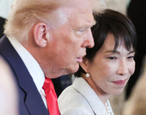 「はしゃぎっぷりに愕然」高市首相　肩を手を回され、飛び跳ね…トランプ大統領との“親密外交”が好評も一部では“対等に見えない”と疑問の声