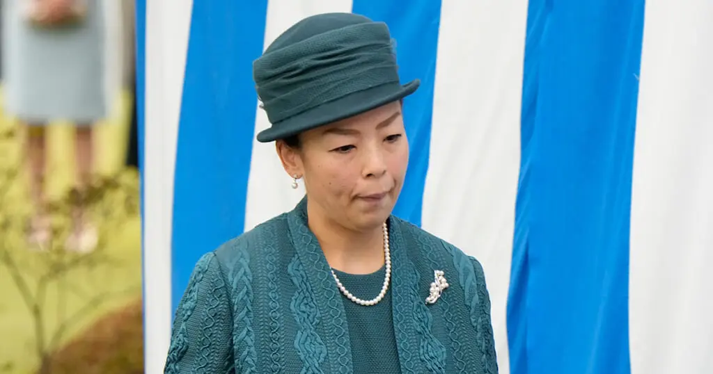 《厳しい表情で…》瑶子さま　宮内庁職員もザワついた園遊会での“途中退出”騒動…お隣の姉・彬子さまと目も合わされず