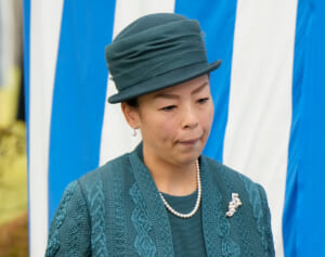 《厳しい表情で…》瑶子さま　宮内庁職員もザワついた園遊会での“途中退出”騒動…お隣の姉・彬子さまと目も合わされず