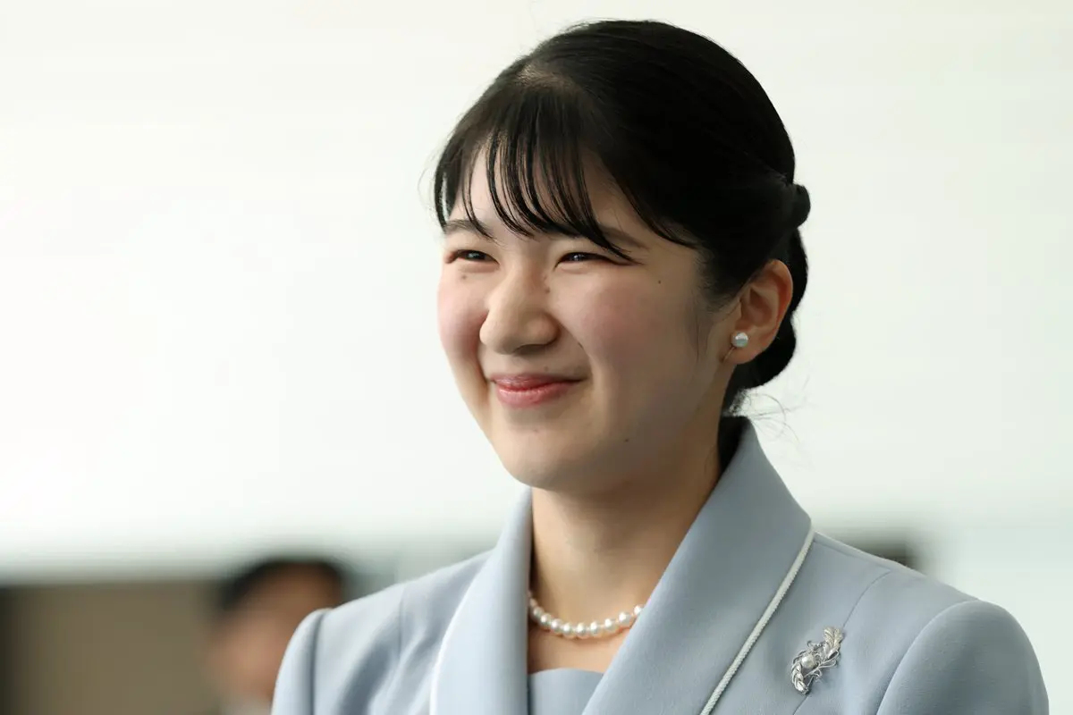 「とてもよくお似合い」愛子さま　ラベンダーカラーの民族衣装をお召しに…ラオスご滞在2日目に披露された“貴重なお姿”に広がる感激