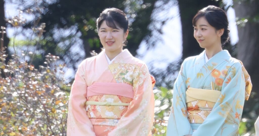 「まるで姉妹」愛子さま＆佳子さま　“そっくり赤コーデ”の違いを徹底解説！　愛子さまは「貴婦人」、佳子さまは「ちゃめっ気」？