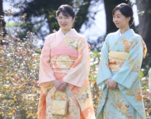 「まるで姉妹」愛子さま＆佳子さま　“そっくり赤コーデ”の違いを徹底解説！　愛子さまは「貴婦人」、佳子さまは「ちゃめっ気」？