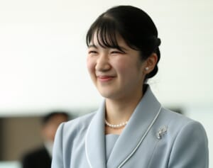 《数万円で転売も》”皇居財布”が爆売れで即完売…販売団体に聞いた“喜べない事情”