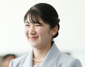 《宮内庁インスタに単独初登場》愛子さま　ラオス投稿が「34万いいね」で歴代5位！「悠仁さま成年式」越えで際立つ“国民的人気”