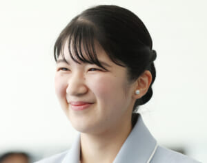 《小豆色とクリーム色がお好み》愛子さま　初の外国公式訪問を彩った“ラオスファッション”全11着をプレイバック