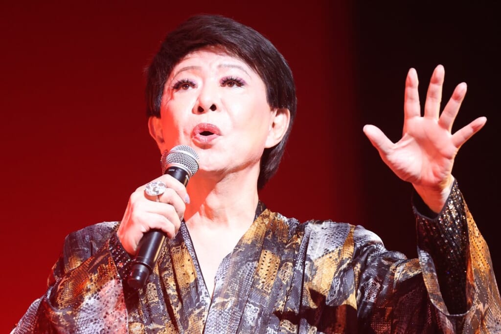 「一人で歩くのがやっとで…」美川憲一 パーキンソン病を公表…知人明かす数年前からの“予兆”