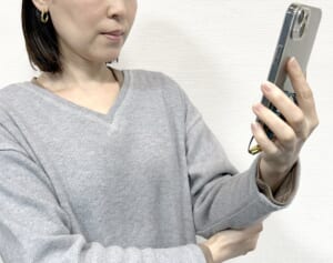 「スマホの見過ぎは二重アゴの原因」→予防できる“簡単すぎる姿勢”が話題に！