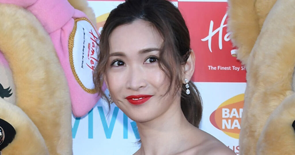 浜崎あゆみ 初写真展を訪問し美脚披露 | 女性自身