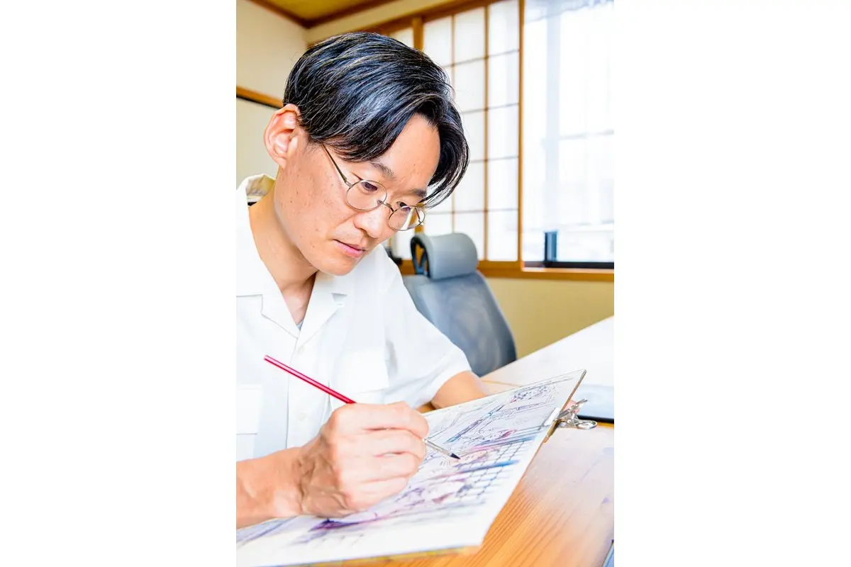 故人の性格や癖までも描く大村さん。絆画を通じて、子どもたちの自死を