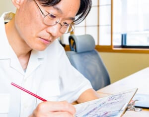 故人の性格や癖までも描く大村さん。絆画を通じて、子どもたちの自死を少しでも減らしたい