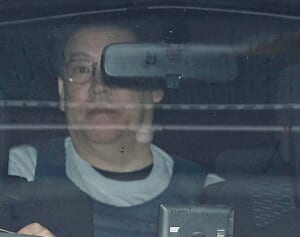 「人が亡くなってるのに」立花孝志氏　送検時の“笑顔でサムズアップ”に批判続出…逮捕2日前には“意味深発言”も