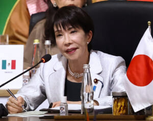 「なんでこんなバカが国のトップなの？」カリスマ的な人気を誇るアーティスト　高市首相の“洋服選び”投稿に怒り爆発