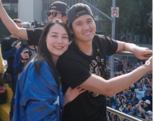 真美子さん　バッグにつけた「世界的絵本」のぬいぐるみが目撃…愛娘にも読み聞かせか