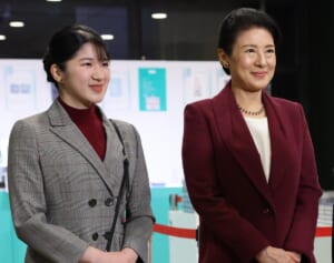 《お手振り時に親指を曲げる》《右手で左手を覆う》…雅子さまと愛子さま　皇室担当記者が感じる「親子そっくり仕草」5選