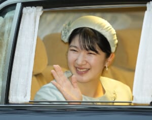 《肌にテープで固定も》愛子さま 「左手首の白い糸」を1カ月間公の場でご着用…専門家が語る“意外な理由”