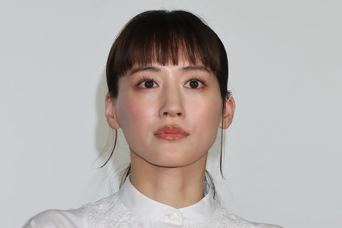 綾瀬はるか “タッグ熱望”監督が名誉棄損裁判の被告に…主演最新作の公開