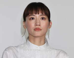 綾瀬はるか　“タッグ熱望”監督が名誉棄損裁判の被告に…主演最新作の公開前に不安要素