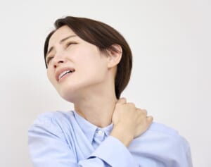“朝起きたら首が痛い”“くしゃみで首痛”冬に激増「ぎっくり首」の予防法が簡単で画期的！