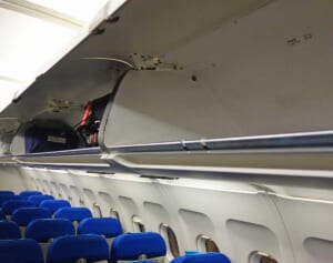 「笑えないしあり得ない」との声も…笑点レギュラーの飛行機内投稿が“炎上”した背景にある「認知度低めの機内ルール」