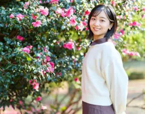 《「アイドル級の可愛さ」の声も》佳子さま　ピンク色のサザンカを背景に微笑まれ…華やかさ増す“ご近影”に絶賛続々