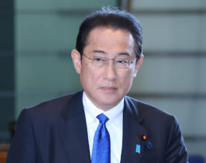 「よく見たらこの人」ネット騒然…岸田元首相　公開した来訪元首相との親密写真に“世界的有名人”