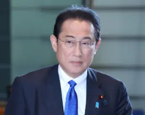 「よく見たらこの人」ネット騒然…岸田元首相　公開した来訪元首相との親密写真に“世界的有名人”