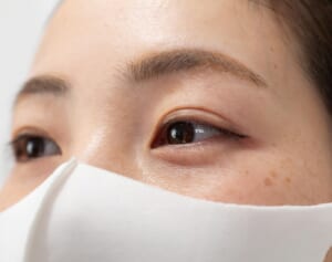 「マスクで目が乾く」眼科医に聞いた“簡単すぎる対策＆解消方法”
