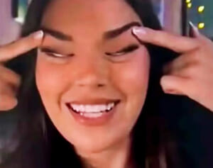 「アジア人差別」と日本からも批判続出…炎上したミス・フィンランドを国会議員が「つり目写真」で擁護の唖然