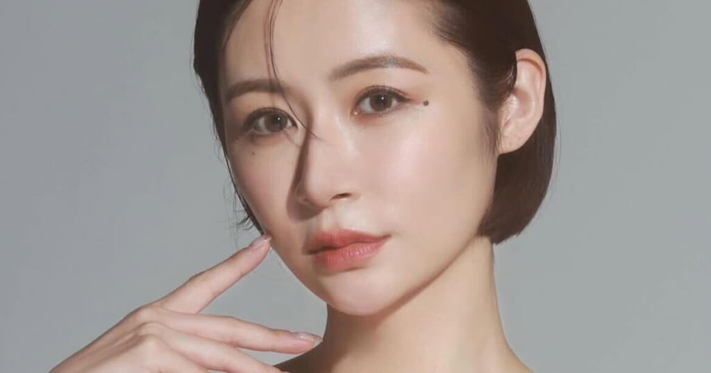 《1.5億円脱税疑惑》宮崎麗果氏　夫・黒木啓司が夫婦写真ごっそり削除の裏で…再開インスタでしていた自社製品を大量宣伝の“営業活動”