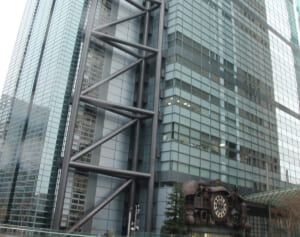 《乱痴気騒ぎは泥沼展開》カラオケBOXで日テレ男性記者が下半身露出、わいせつな行為まで…動画撮影された女性記者は訴訟も検討