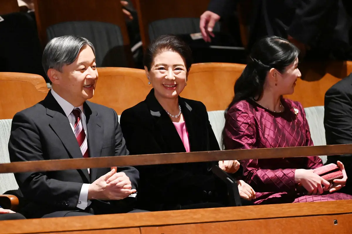 画像・写真1枚目】「上階の方も身を乗り出して」「幸福感で充満」天皇ご一家 バレエ公演をご鑑賞…SNSに広がった観客の歓喜 | 女性自身