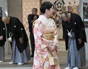《感嘆の声を上げる観客も》愛子さま　「桜色の大振袖」に国技館大歓声！「卒業式の袴姿」から印象ガラリ