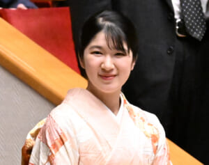 《再び手首に白い糸を》愛子さま　民族衣装を再びお召しに…どこにも報じられなかった「ラオスへの感謝」