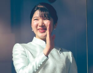 愛子さま　“アイドル風うちわ”の参賀者も…新年一般参賀で見せられた“名アシスト”