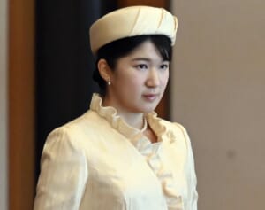 《6年連続でティアラ新調ご辞退》愛子さまは雅子さまの年季バッグをご愛用…“生活費”増額見送りで貫く「天皇家の清貧」