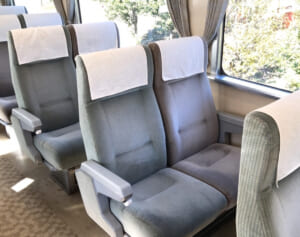 《トラブル恐れ泣き寝入りの人も》電車、バスの座席で足や肩を広げる“領域侵犯”問題が話題…JR、東京メトロが示した「対応策」