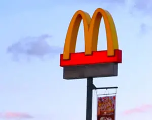 《“文化の盗用”と批判も》マクドナルドの大バズリした「イオナズン面接」パロディ広告に“2ちゃん＆ニコ動”世代が反発するワケ
