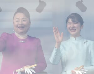 《愛子さまとは笑顔でお話も…》信子さま　隣の長女・彬子さまとは目も合わされず…一般参賀でも隠されなかった「母娘の深刻な溝」