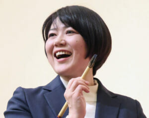 「いじめられる女性前市長という構図になった」小川晶氏　逆風からの圧勝導いた“徹底したイメージ戦略”と山本県知事の“執拗批判”