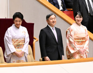 愛子さま　6年ぶりにご一家で大相撲をご観戦！「貴重な瞬間」と感激続出した雅子さまとの“連携”