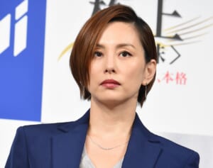 「異常なほどハイテンションに…」米倉涼子　ガサ入れ前にアルゼンチン人恋人が起こしていた“奇行騒動”