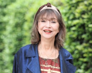 松田翔太に「あなたのお父さんとはベッドシーンをした仲なのよ」女優・秋川リサが語る『探偵物語』と松田優作