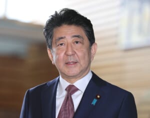 「検死解剖で潰瘍性腸炎は見つからなかった」有名映画評論家　故・安倍晋三氏の持病への主張が「全くのデマ」と批判続出…ネット記事を“ミスリード”して引用