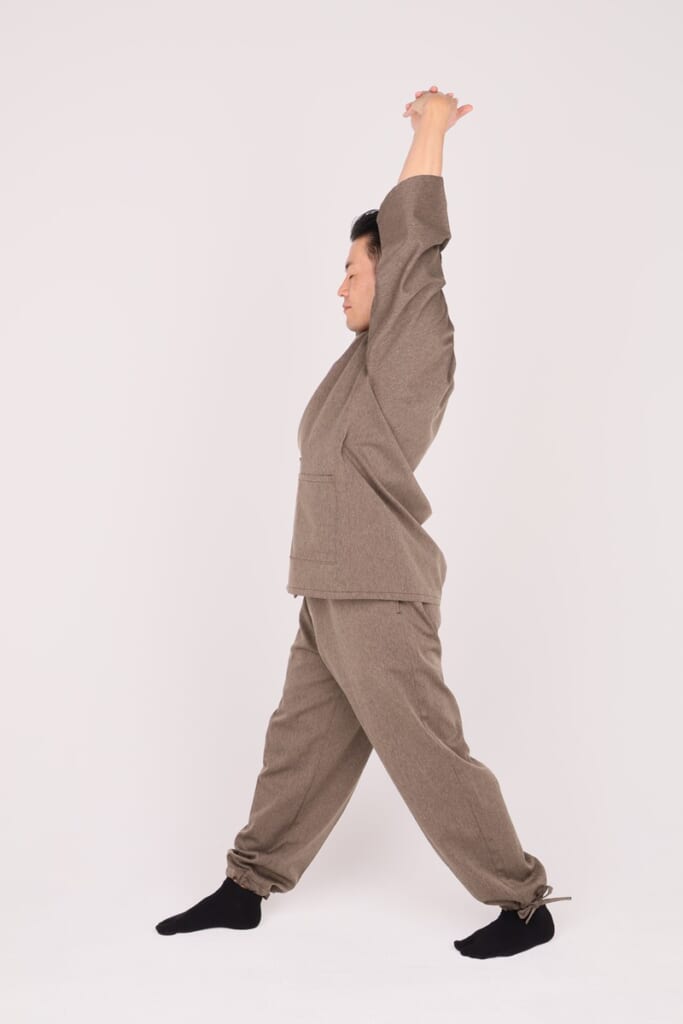 ごぼう先生が動画で解説！「50代からの不調解消体操」【睡眠の質改善 朝のバンザイランジ】｜介護界のアイドル