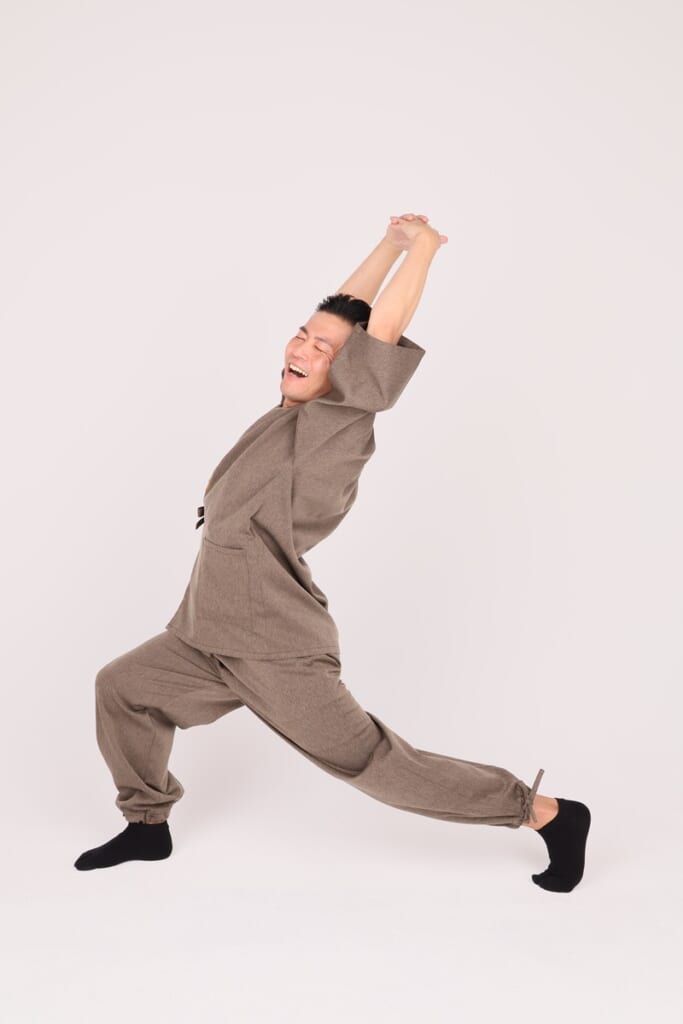 ごぼう先生が動画で解説！「50代からの不調解消体操」【睡眠の質改善 朝のバンザイランジ】｜介護界のアイドル